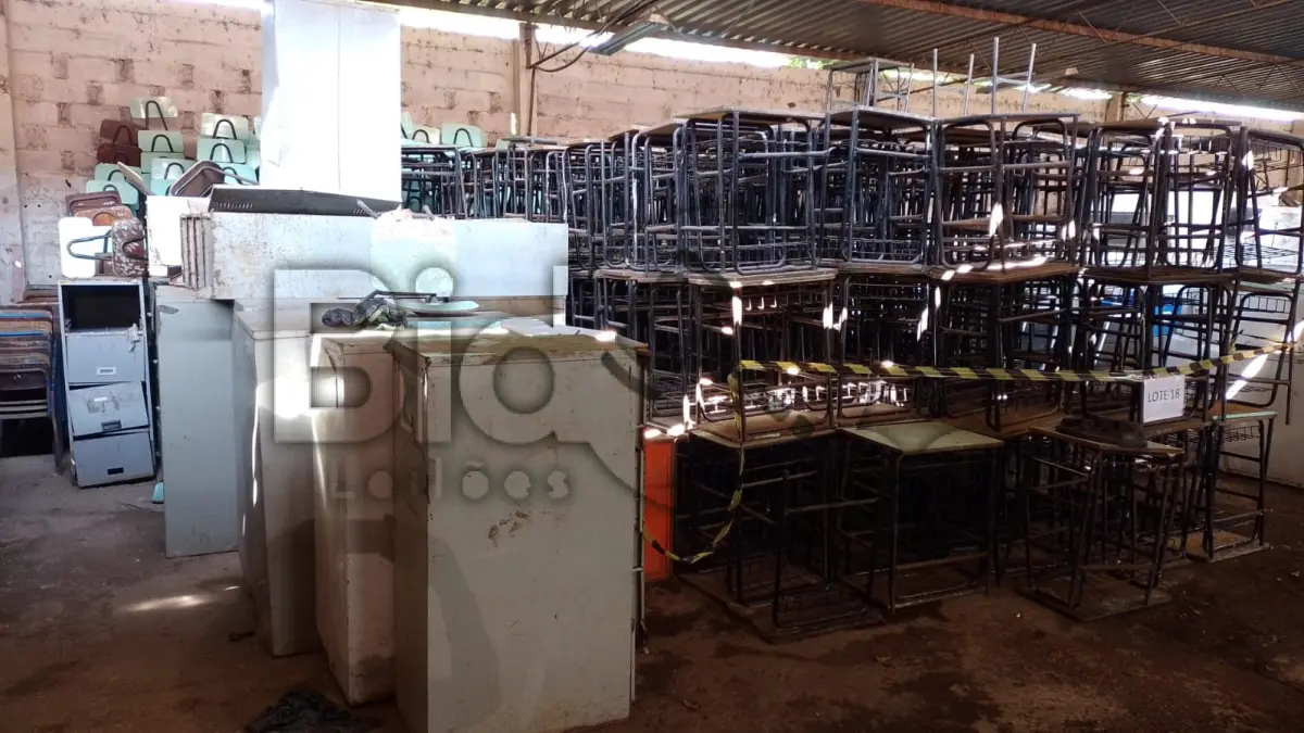 LOTE 018 - MOBÍLIA GERAL