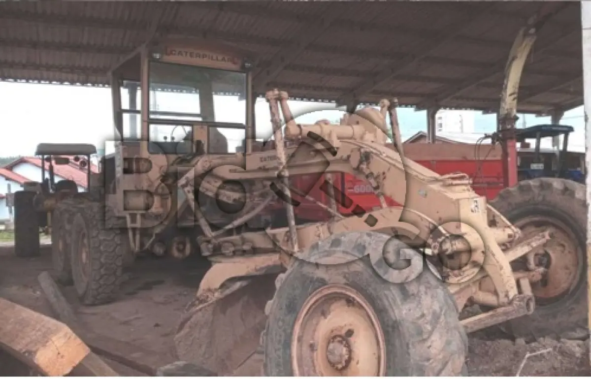 LOTE 003 - Uma motoniveladora marca caterpiler 120B