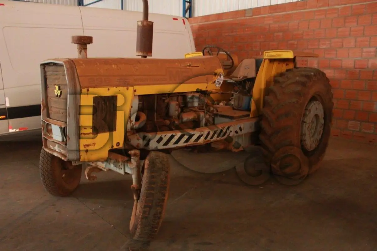 LOTE 017 - Lote Sucata de Trator Massey Ferguson 296 simples; no estado de conservação e funcionamento em que se encontra.