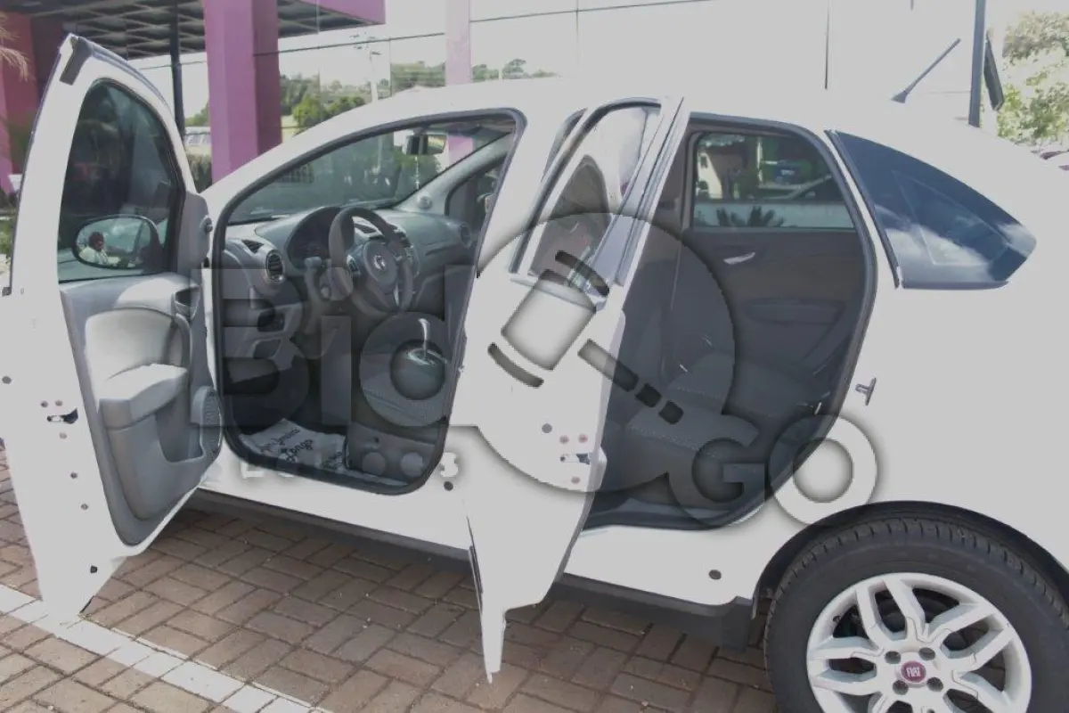 LOTE 008 - Um Automóvel, Siena Essence 1.6, marca Fiat ano/modelo 2015/2016