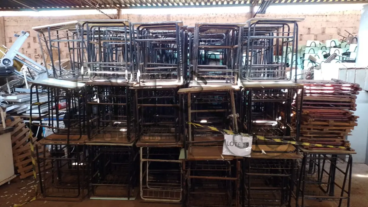 LOTE 019 - MOBÍLIA GERAL