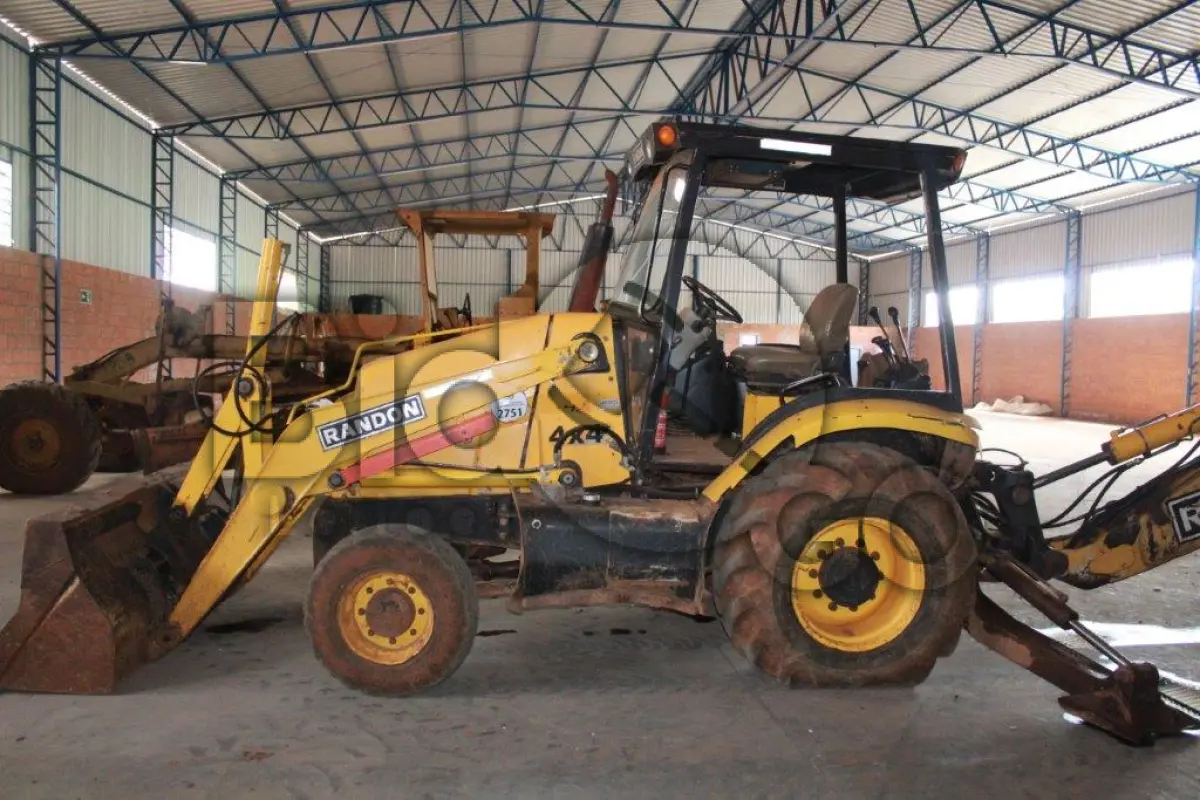LOTE 001 - Uma Retroescavadeira Randon – modelo RK 406 4x4, ano 2013