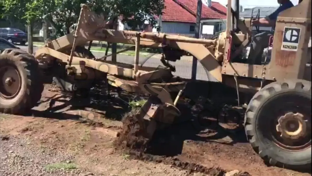 LOTE 001 - Uma motoniveladora marca Caterpillar 120B