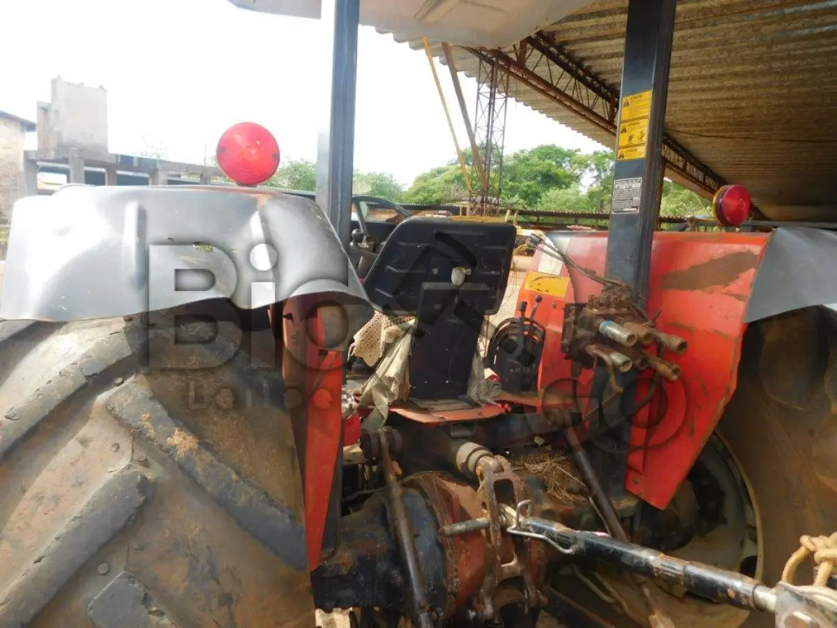 LOTE 008 - Trator Massey Ferguson 283, 4x4