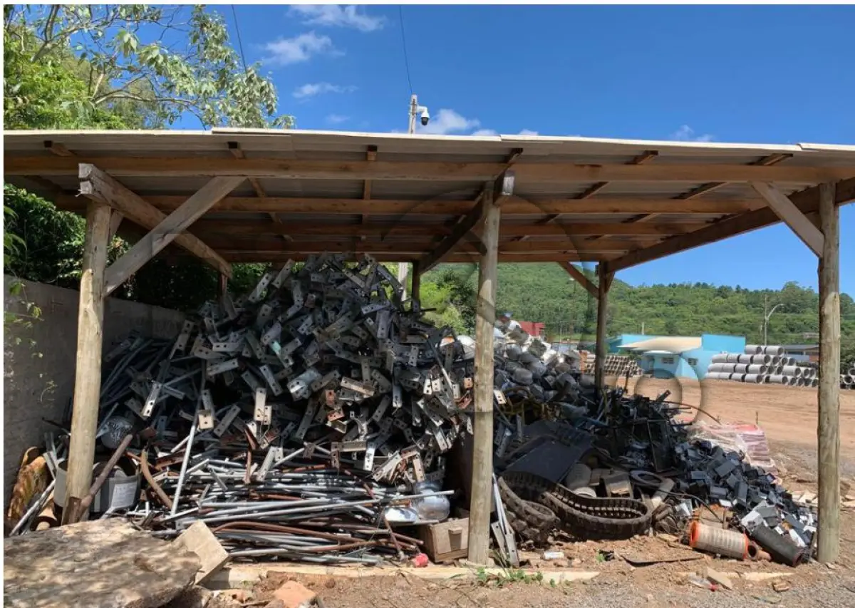 LOTE 002 - Lote de sucata composto por luminárias de iluminação pública