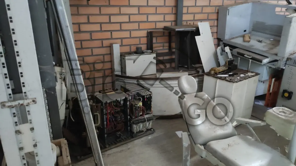 LOTE 028 - Sucatas de equipamentos médicos e hospitalares - local: Av. Mário Ribeiro