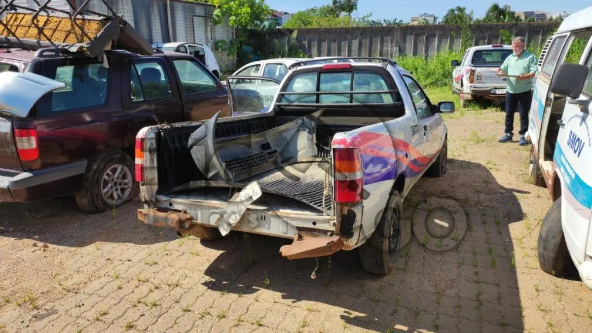 LOTE 013 - Ford Courier 1.6L, ano (fabric./modelo): 2003/2004