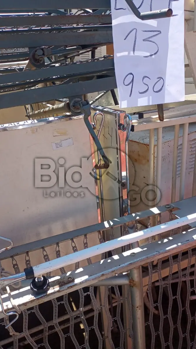LOTE 013 - Lote composto por várias camas bebedouro lava jato carrinho de bebê cadeiras de roda pia de inox cadeira grande dois armários de vidro sucata de frigobar.