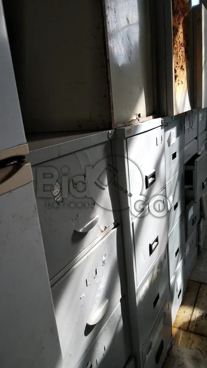 LOTE 002 - Arquivos de aço e prateleiras diversas