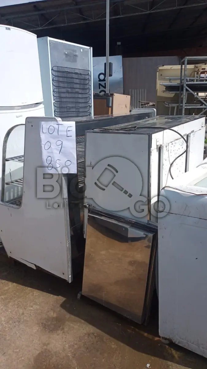 LOTE 009 - Lote composto por duas máquinas de lavar um fizer dois balcões e duas geladeiras.