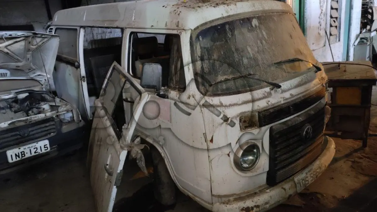 LOTE 032 - VW / KOMBI - ANO 2009/2010 