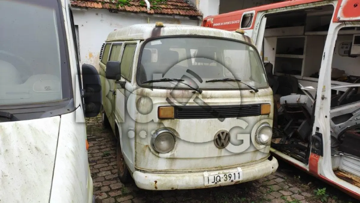 LOTE 023 - VW / KOMBI - ANO 2000/2001