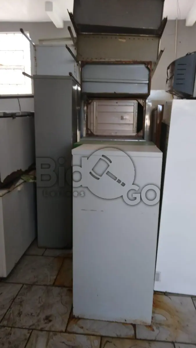LOTE 002 - Arquivos de aço e prateleiras diversas