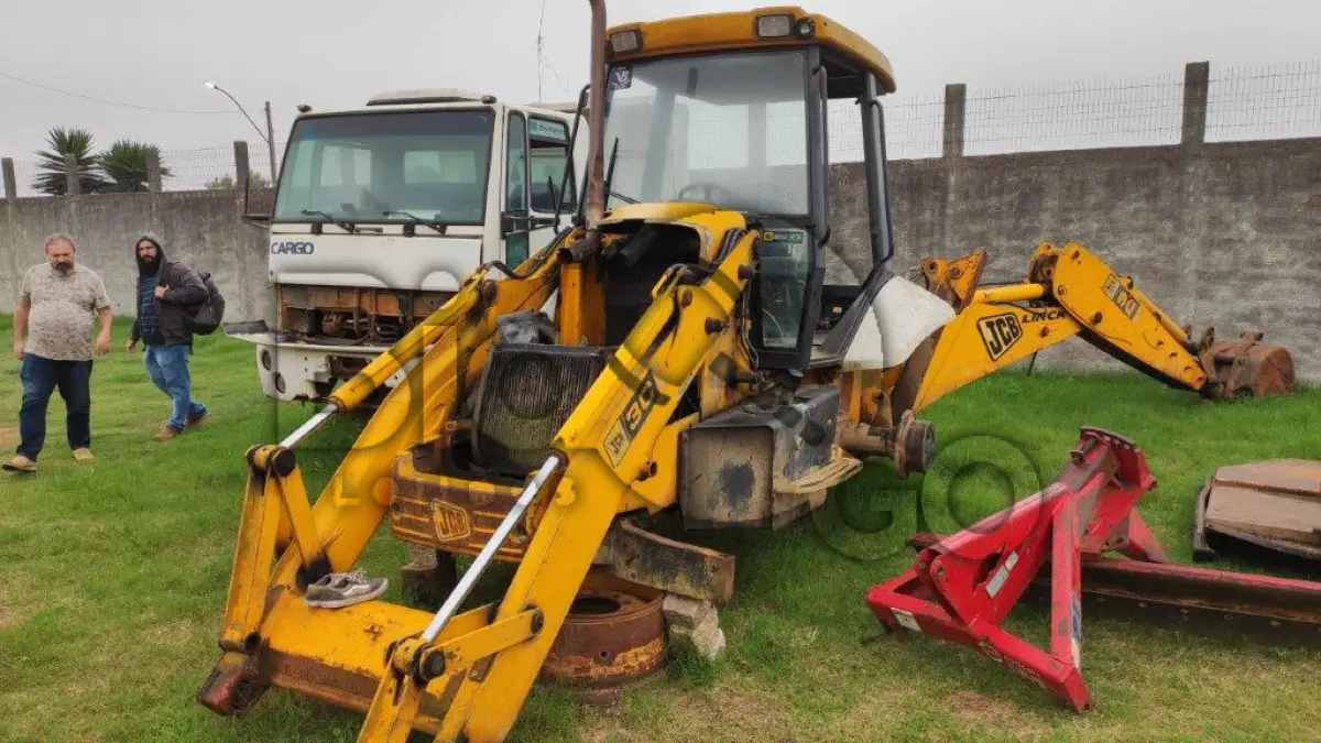 LOTE 027 - RETROESCAVADEIRA - MO / JCB 214E - ANO 2007/2007