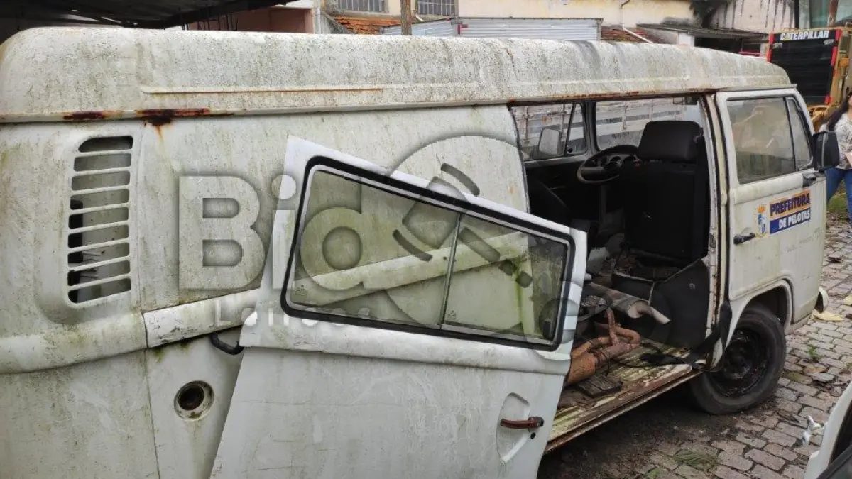 LOTE 024 - VW / KOMBI FURGAO - ANO 1998/1999
