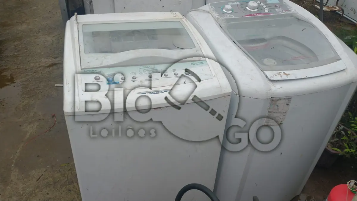 LOTE 009 - Lote composto por duas máquinas de lavar um fizer dois balcões e duas geladeiras.