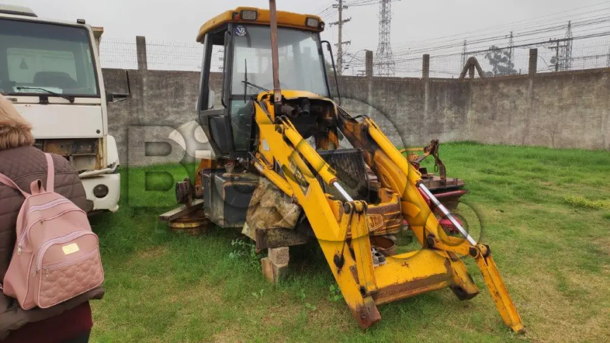 LOTE 027 - RETROESCAVADEIRA - MO / JCB 214E - ANO 2007/2007
