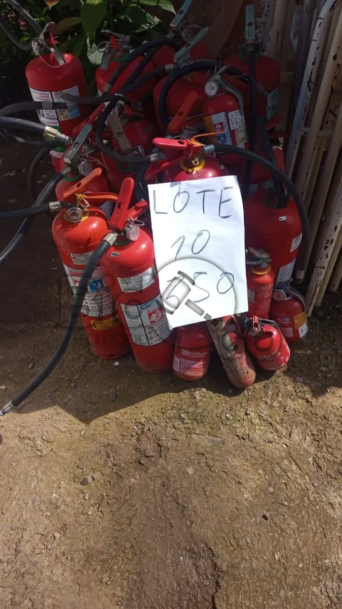LOTE 010 - Lote composto por vários estintores de incêndio