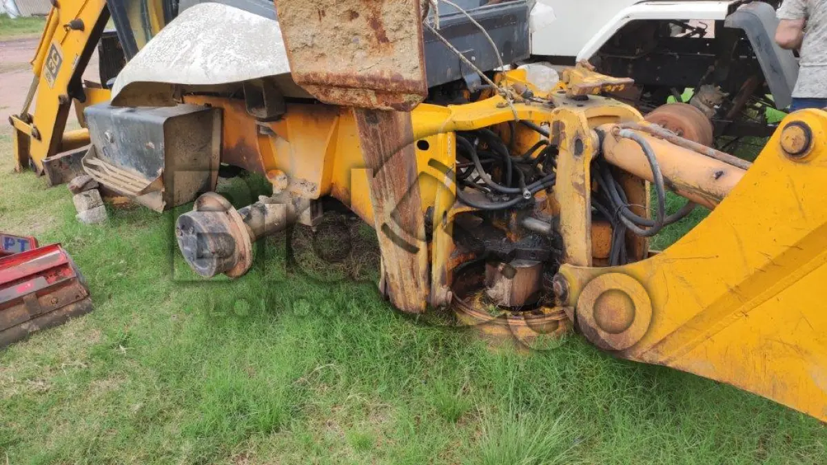 LOTE 027 - RETROESCAVADEIRA - MO / JCB 214E - ANO 2007/2007