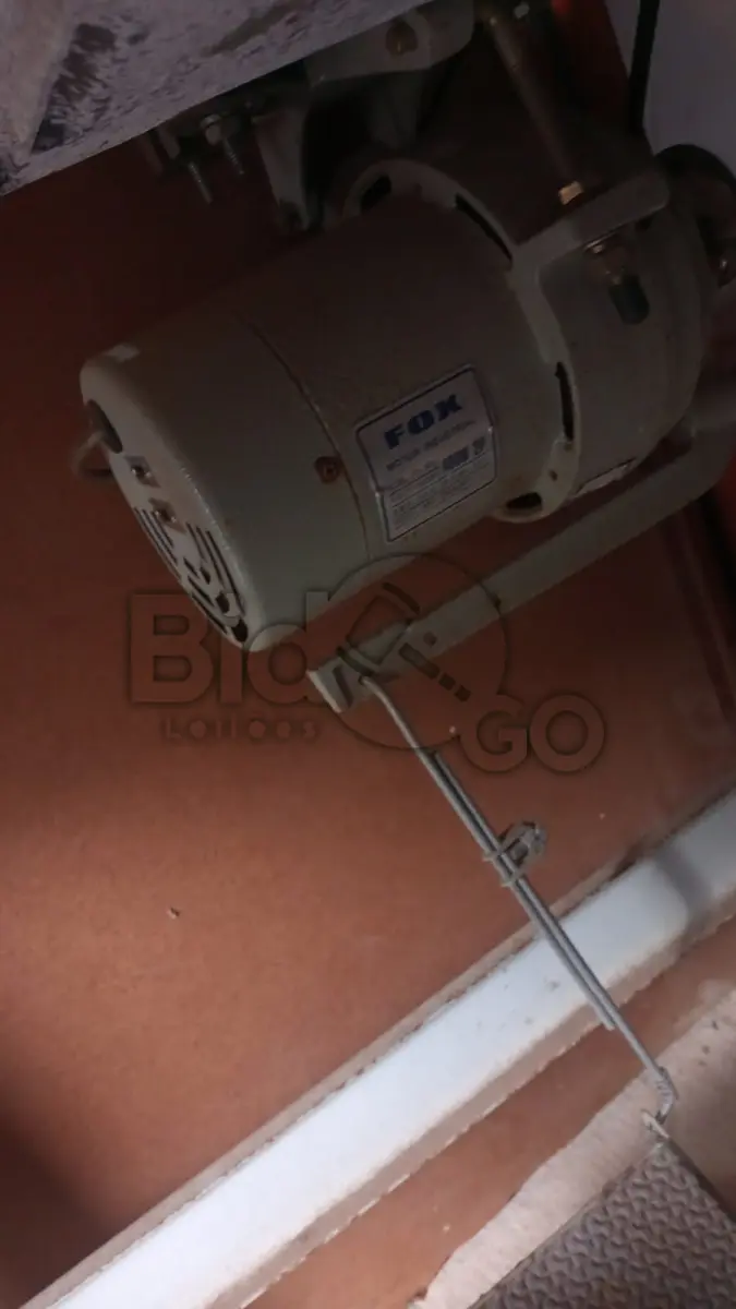 LOTE 017 - Máquina de costura overloque em bom estado de conservação.4 fios.
