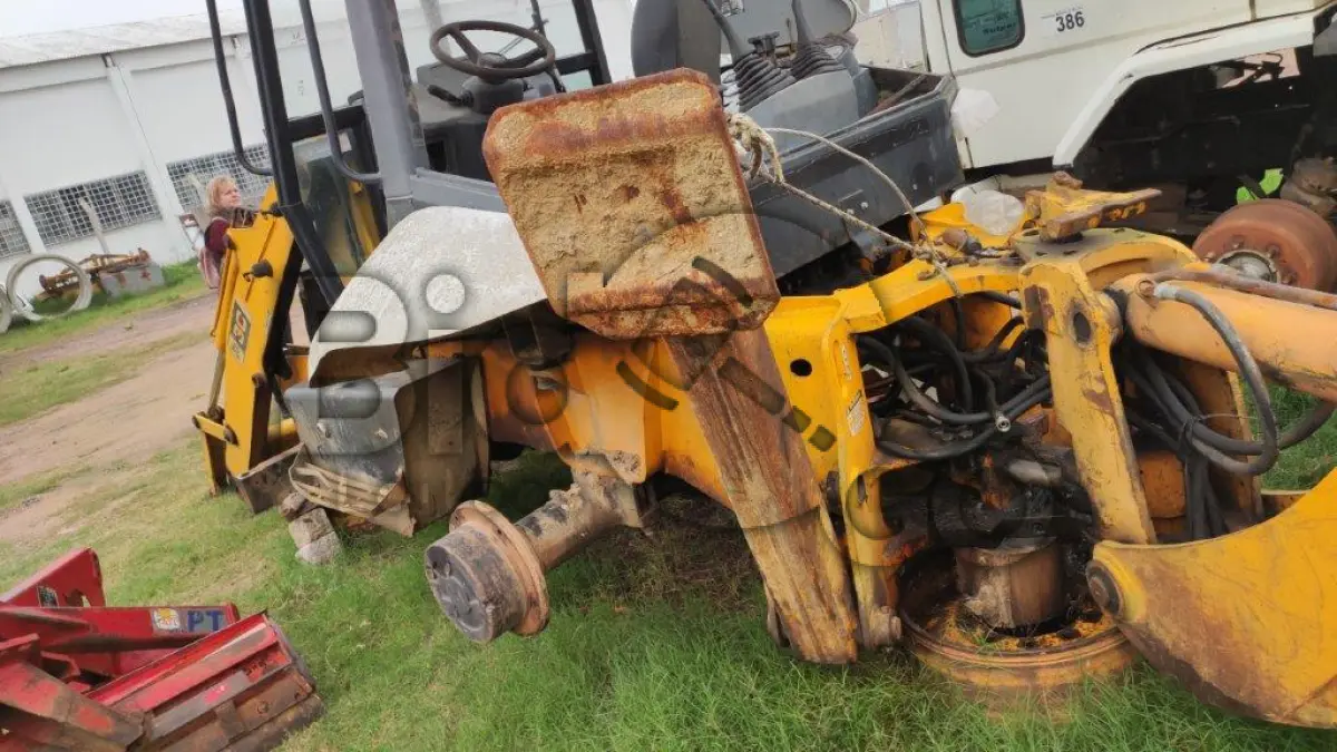 LOTE 027 - RETROESCAVADEIRA - MO / JCB 214E - ANO 2007/2007