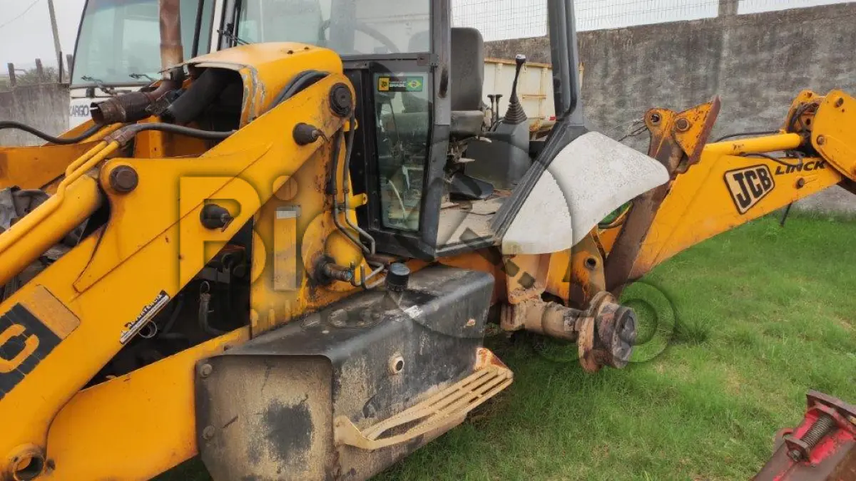 LOTE 027 - RETROESCAVADEIRA - MO / JCB 214E - ANO 2007/2007