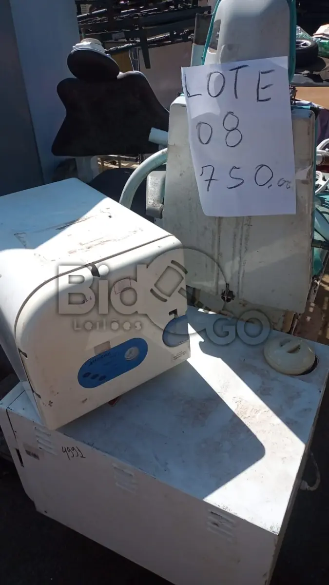 LOTE 008 - Composto por duas cadeiras odontológica em mau estado e duas autoclave também sucateado.