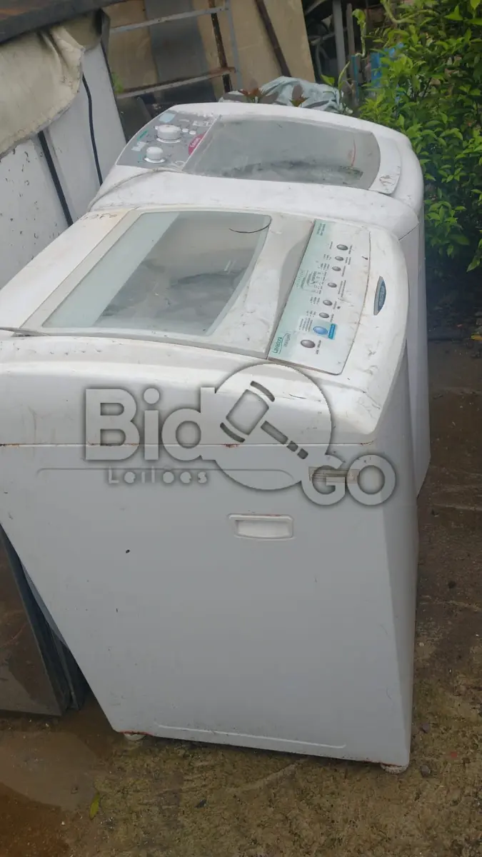 LOTE 009 - Lote composto por duas máquinas de lavar um fizer dois balcões e duas geladeiras.
