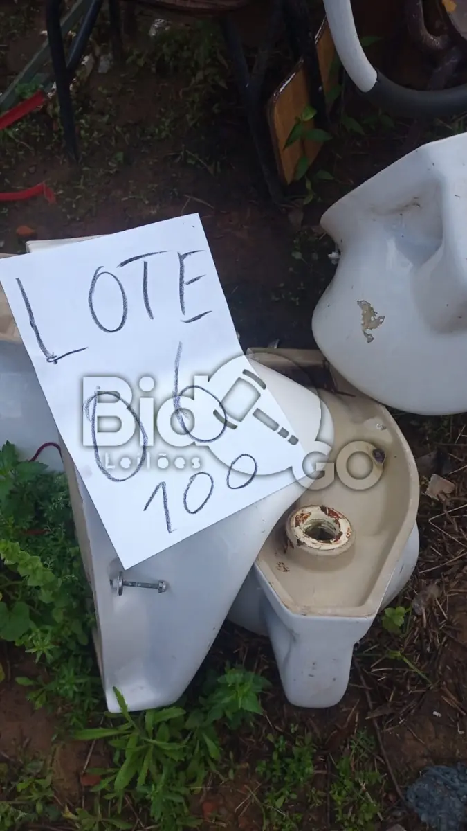 LOTE 006 - Composto por 4 vasos