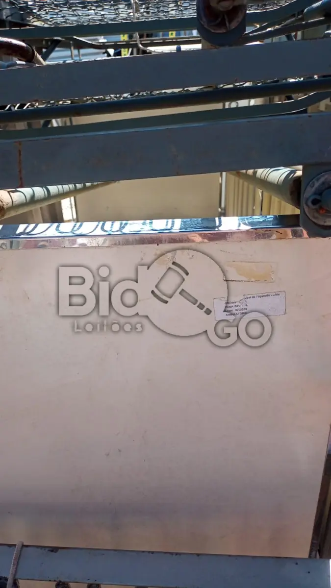 LOTE 013 - Lote composto por várias camas bebedouro lava jato carrinho de bebê cadeiras de roda pia de inox cadeira grande dois armários de vidro sucata de frigobar.