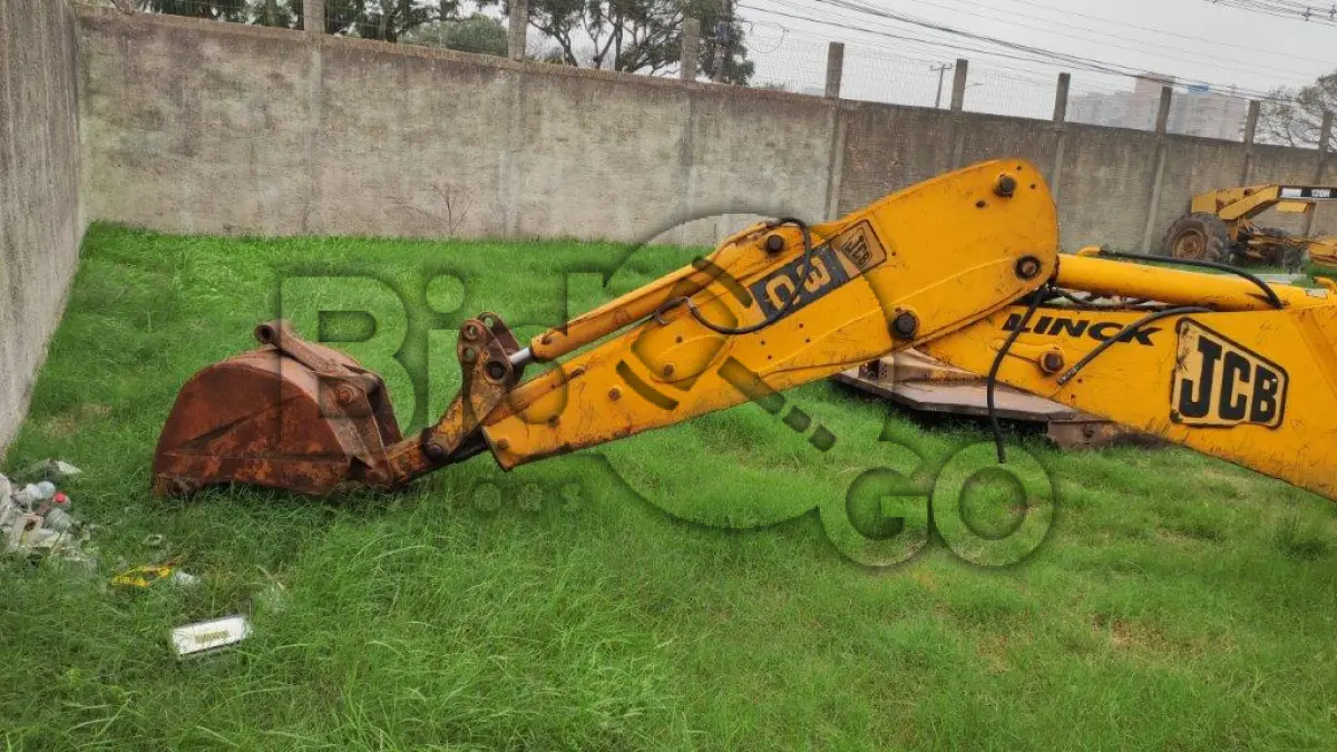 LOTE 027 - RETROESCAVADEIRA - MO / JCB 214E - ANO 2007/2007