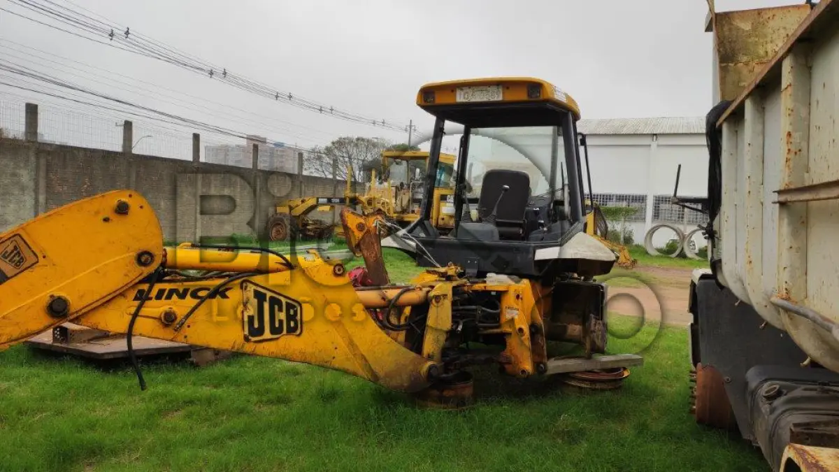 LOTE 027 - RETROESCAVADEIRA - MO / JCB 214E - ANO 2007/2007