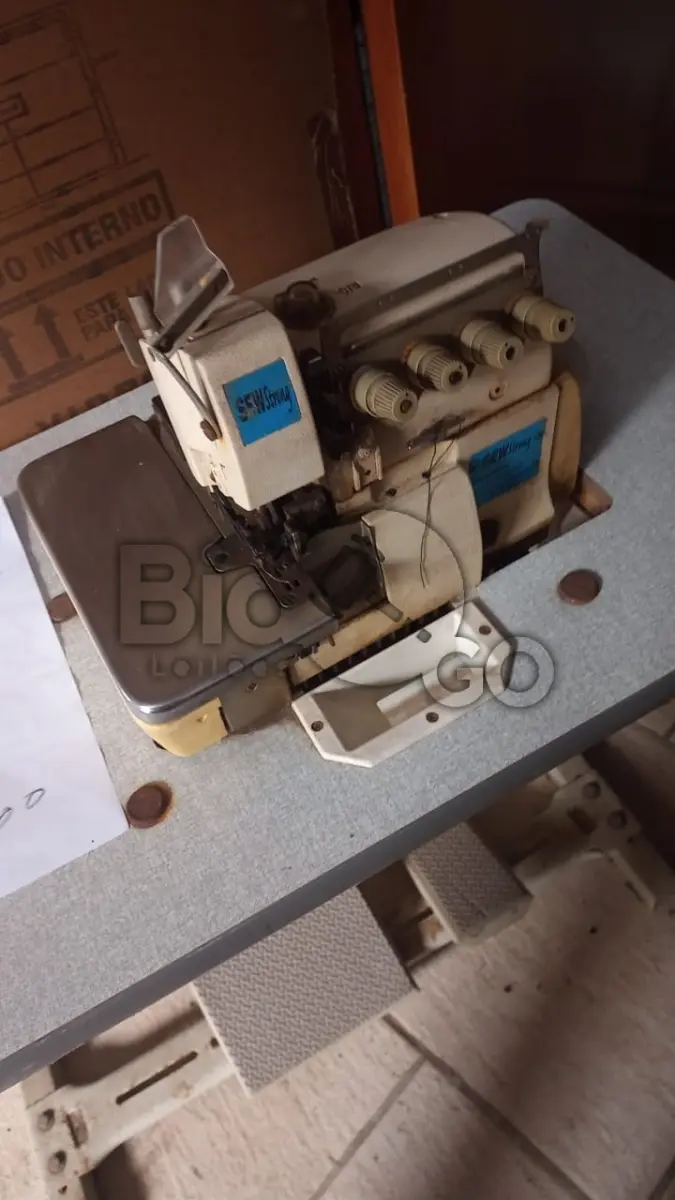 LOTE 017 - Máquina de costura overloque em bom estado de conservação.4 fios.