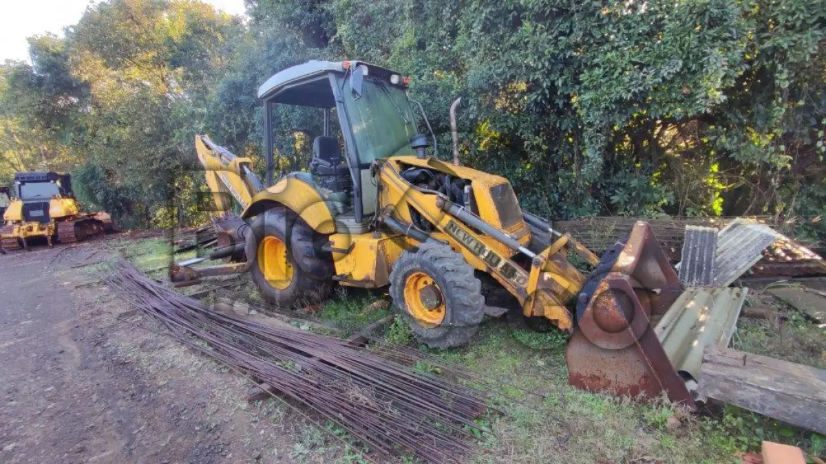 LOTE 002 - Retroescavadeira New Holland LB110, Fabricação: 2010