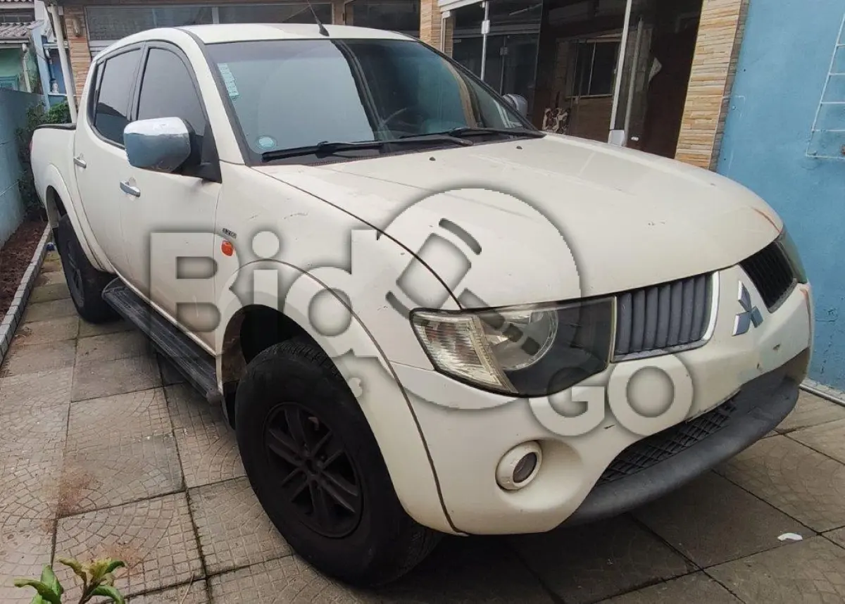 LOTE 020 - Espécie: ESPECIAL / Marca: MMC / Modelo: L200 TRITON 3.2 D / Placa: MGE7486 / UF: SC / Município: Blumenau / Ano fabricação: 2009 / Ano modelo: 2009 / Cor: BRANCA / Chassi: 93XJNKB8TAC915637 / Motor: 4M41UCAR8173 / RENAVAM: 00166289205