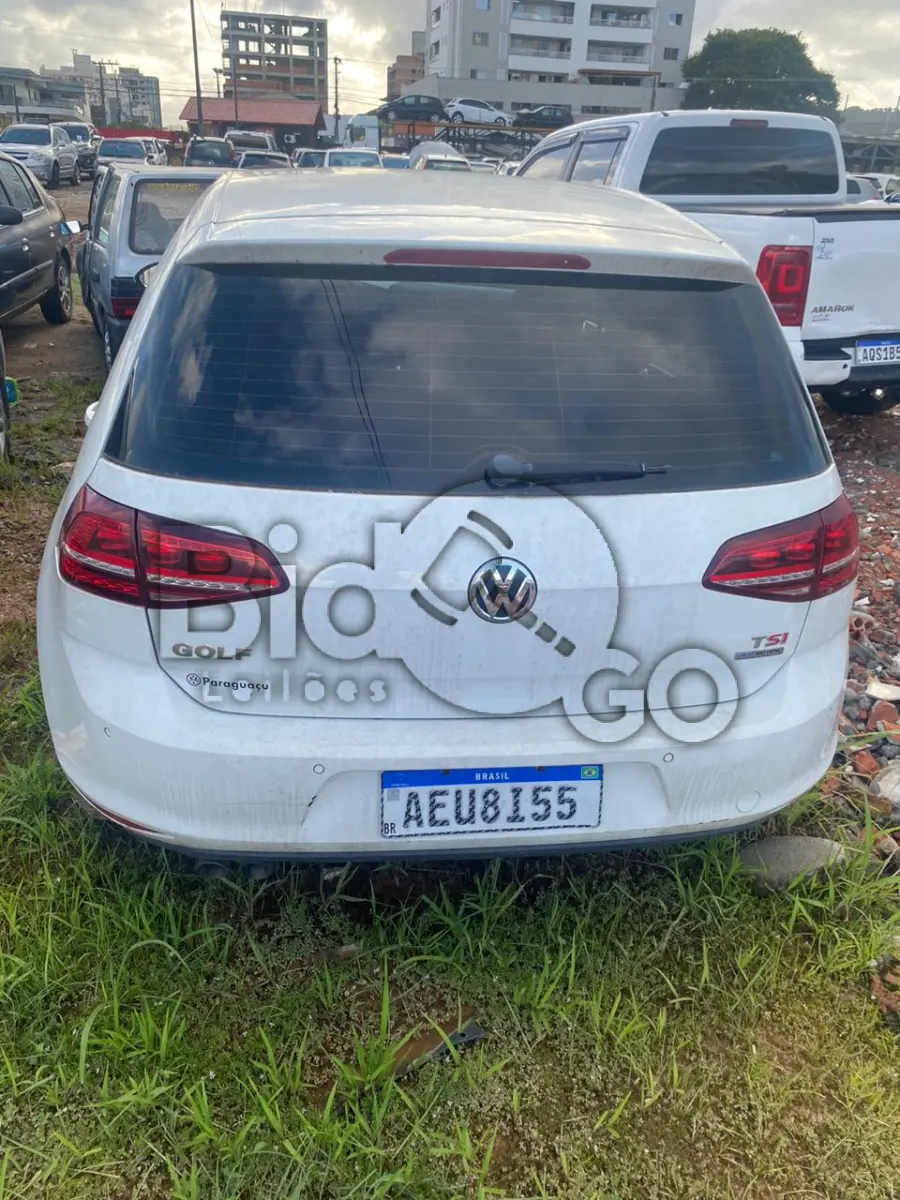 LOTE 003 - Espécie: PASSAGEIRO / Marca: I / Modelo: VW GOLF HIGHLINE AA / Placa: AEU8I55 / UF: PR / Município: Apucarana / Ano fabricação: 2014 / Ano modelo: 2014 / Cor: BRANCA / Chassi: WVWHD6AUXEW369237 / Motor: CHP155615 / RENAVAM: 01010030253