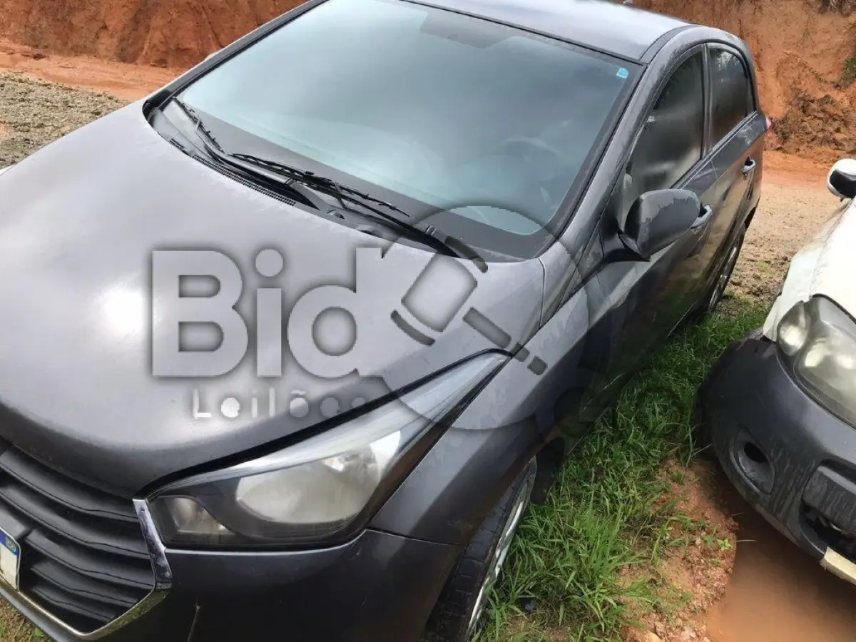 LOTE 017 - Espécie: PASSAGEIRO / Marca: HYUNDAI / Modelo: HB20 1.0M COMFORT / Placa: QMT0F31 / UF: SP / Município: São Paulo / Ano fabricação: 2017 / Ano modelo: 2017 / Cor: CINZA / Chassi: 9BHBG51CAJP803506 / Motor: F3LAHU808161 / RENAVAM: 01127158330