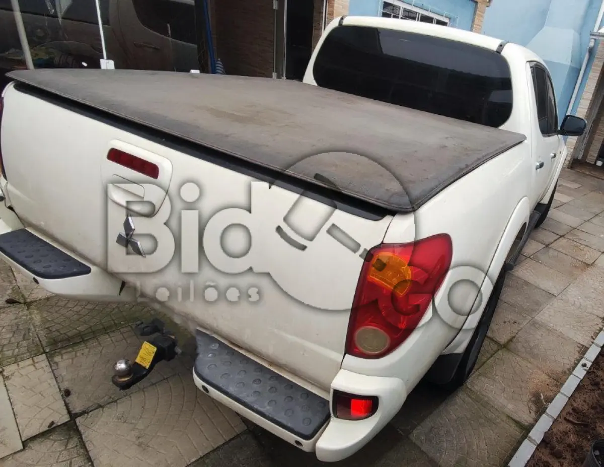 LOTE 020 - Espécie: ESPECIAL / Marca: MMC / Modelo: L200 TRITON 3.2 D / Placa: MGE7486 / UF: SC / Município: Blumenau / Ano fabricação: 2009 / Ano modelo: 2009 / Cor: BRANCA / Chassi: 93XJNKB8TAC915637 / Motor: 4M41UCAR8173 / RENAVAM: 00166289205