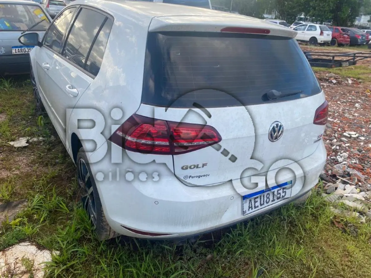 LOTE 003 - Espécie: PASSAGEIRO / Marca: I / Modelo: VW GOLF HIGHLINE AA / Placa: AEU8I55 / UF: PR / Município: Apucarana / Ano fabricação: 2014 / Ano modelo: 2014 / Cor: BRANCA / Chassi: WVWHD6AUXEW369237 / Motor: CHP155615 / RENAVAM: 01010030253