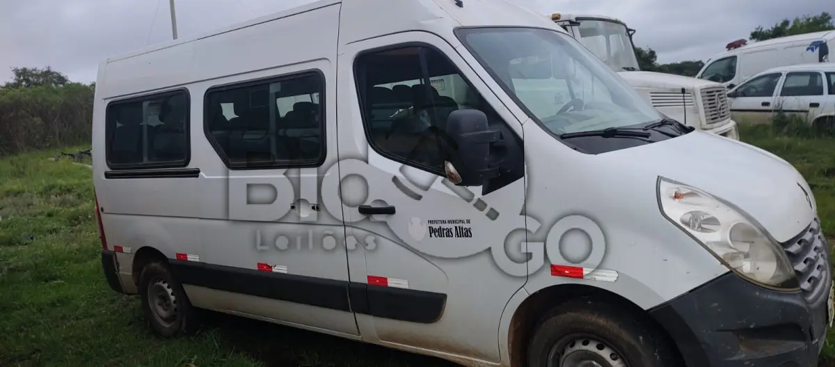 LOTE 004 - Veículo marca/modelo: RENAULT/MASTER JAEDI TUR Ano: 2014/2015