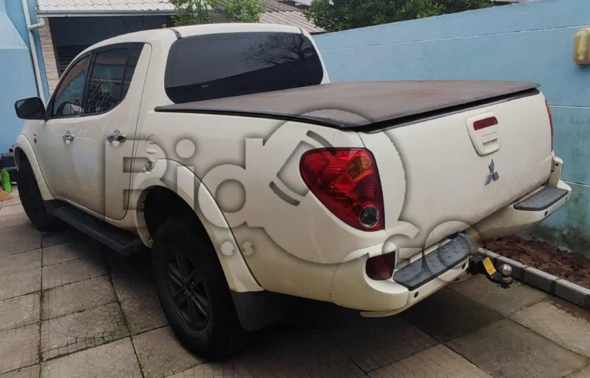 LOTE 020 - Espécie: ESPECIAL / Marca: MMC / Modelo: L200 TRITON 3.2 D / Placa: MGE7486 / UF: SC / Município: Blumenau / Ano fabricação: 2009 / Ano modelo: 2009 / Cor: BRANCA / Chassi: 93XJNKB8TAC915637 / Motor: 4M41UCAR8173 / RENAVAM: 00166289205