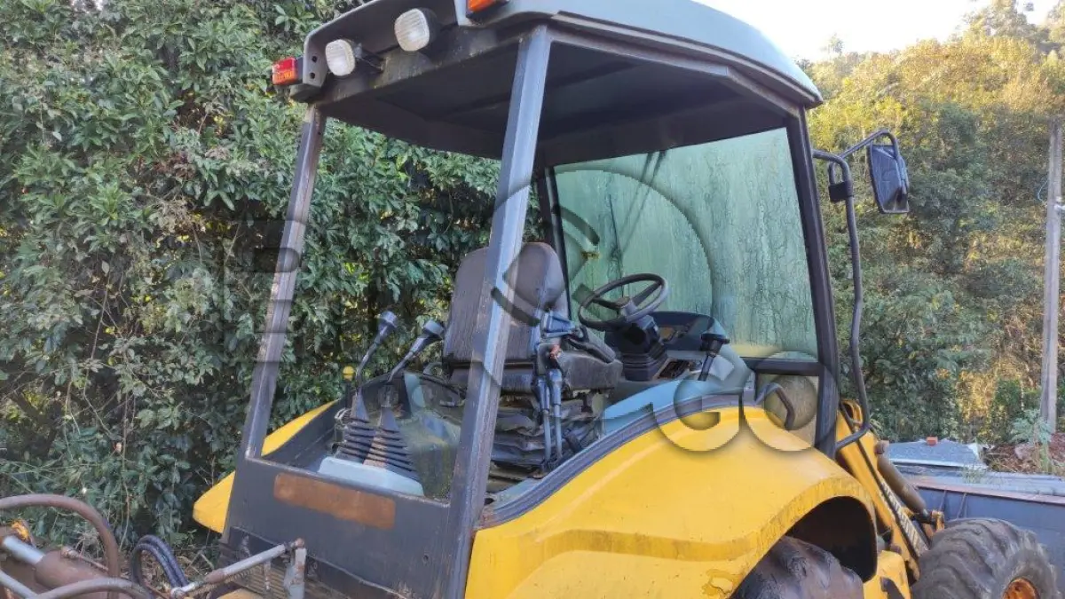 LOTE 002 - Retroescavadeira New Holland LB110, Fabricação: 2010