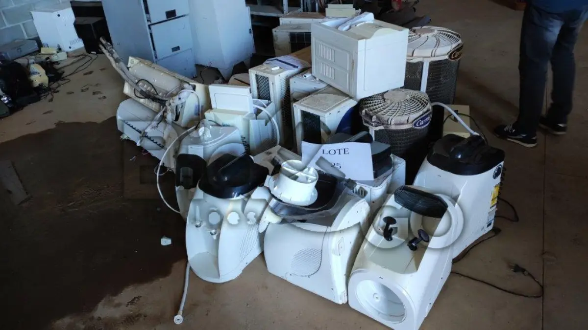 LOTE 026 - Filtros de água, ar-condicionado e aquecedores, itens sem serventia com avarias diversas.