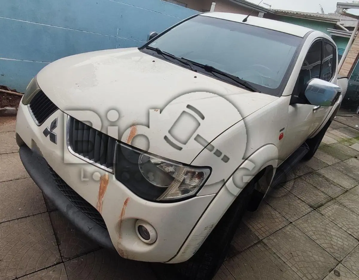 LOTE 020 - Espécie: ESPECIAL / Marca: MMC / Modelo: L200 TRITON 3.2 D / Placa: MGE7486 / UF: SC / Município: Blumenau / Ano fabricação: 2009 / Ano modelo: 2009 / Cor: BRANCA / Chassi: 93XJNKB8TAC915637 / Motor: 4M41UCAR8173 / RENAVAM: 00166289205