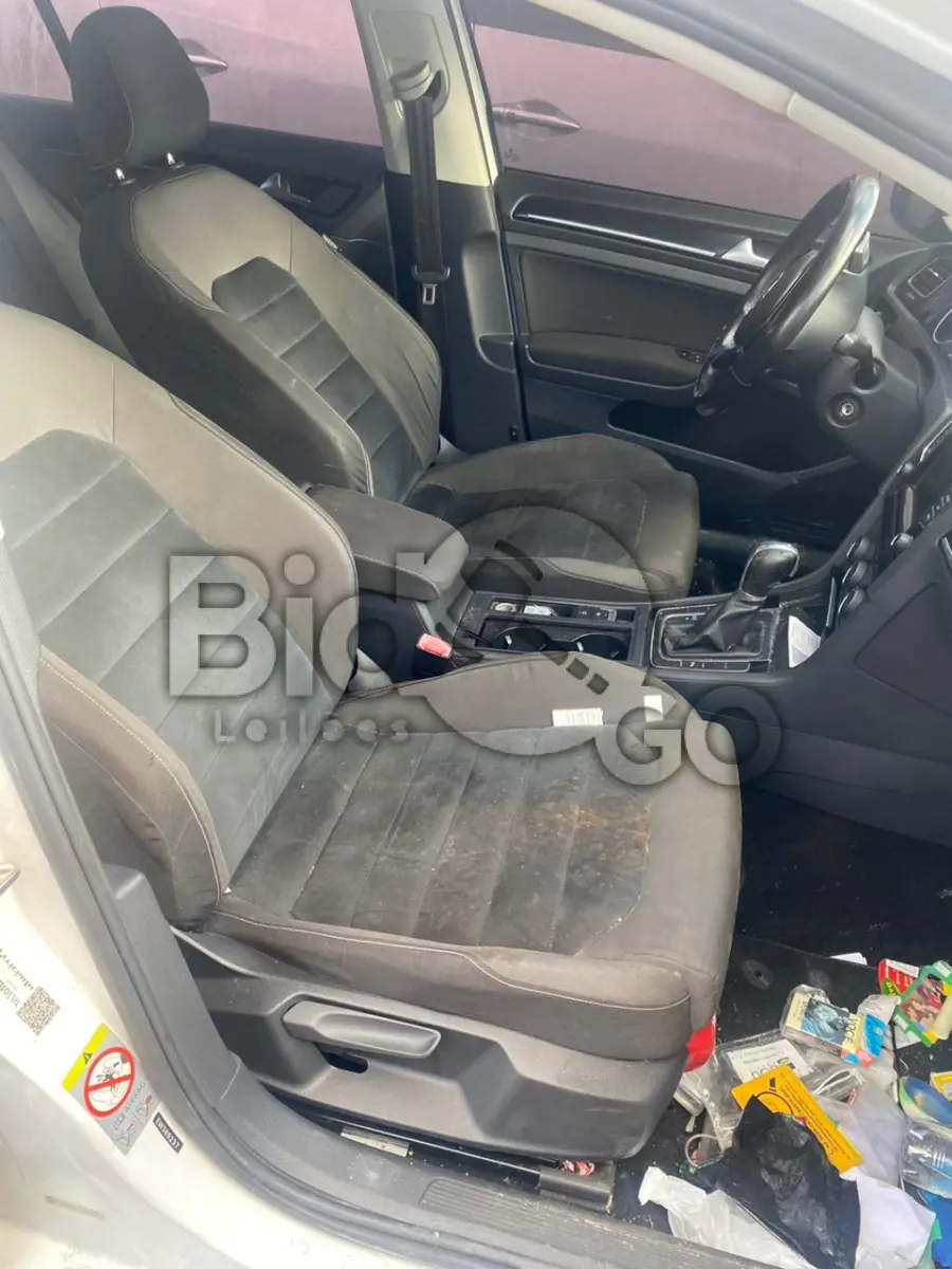 LOTE 003 - Espécie: PASSAGEIRO / Marca: I / Modelo: VW GOLF HIGHLINE AA / Placa: AEU8I55 / UF: PR / Município: Apucarana / Ano fabricação: 2014 / Ano modelo: 2014 / Cor: BRANCA / Chassi: WVWHD6AUXEW369237 / Motor: CHP155615 / RENAVAM: 01010030253