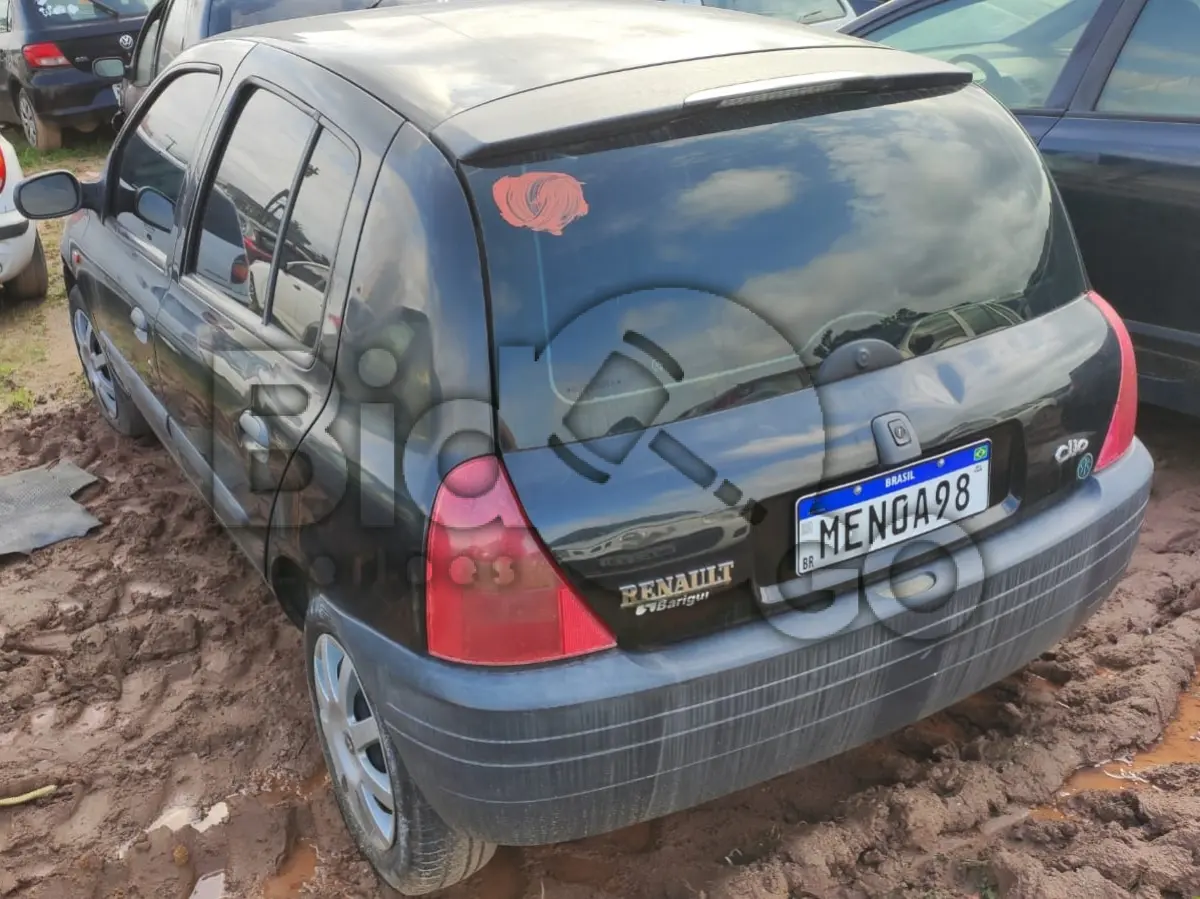 LOTE 002 - Espécie: PASSAGEIRO / Marca: RENAULT / Modelo: CLIO RL 1.0 / Placa: MEN0A98 / UF: SC/ Município:  Balneário Camboriú / Ano fabricação: 2001 / Ano modelo: 2001 / Cor: PRETA / Chassi: 93YBB0Y052J319069 / Motor: D7DC760F036811 / RENAVAM: 00777511606