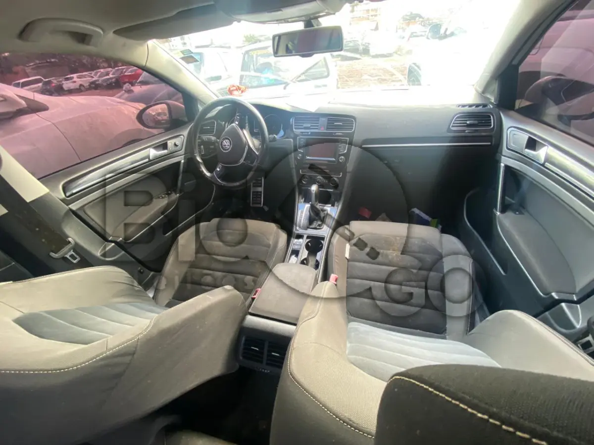 LOTE 003 - Espécie: PASSAGEIRO / Marca: I / Modelo: VW GOLF HIGHLINE AA / Placa: AEU8I55 / UF: PR / Município: Apucarana / Ano fabricação: 2014 / Ano modelo: 2014 / Cor: BRANCA / Chassi: WVWHD6AUXEW369237 / Motor: CHP155615 / RENAVAM: 01010030253