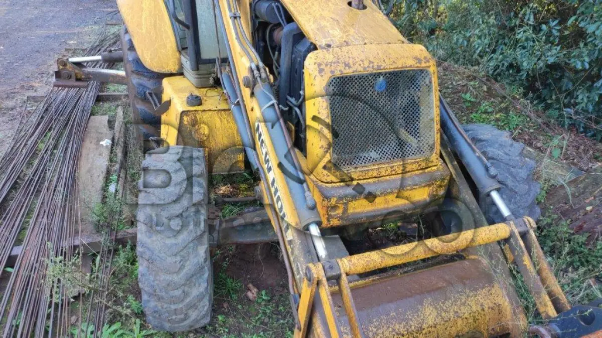 LOTE 002 - Retroescavadeira New Holland LB110, Fabricação: 2010