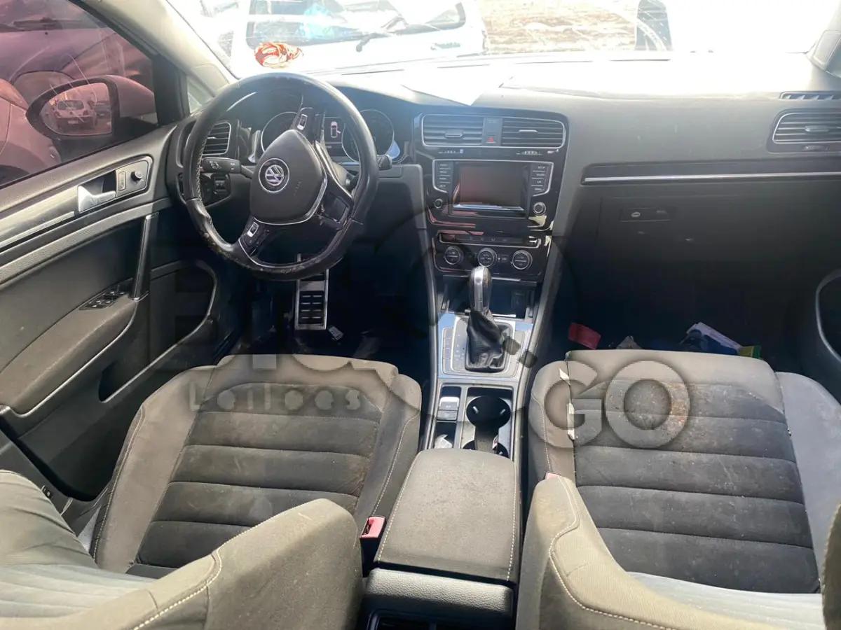 LOTE 003 - Espécie: PASSAGEIRO / Marca: I / Modelo: VW GOLF HIGHLINE AA / Placa: AEU8I55 / UF: PR / Município: Apucarana / Ano fabricação: 2014 / Ano modelo: 2014 / Cor: BRANCA / Chassi: WVWHD6AUXEW369237 / Motor: CHP155615 / RENAVAM: 01010030253