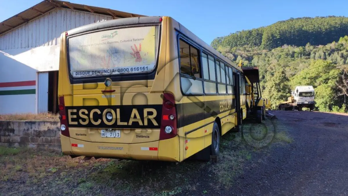 LOTE 018 - ÔNIBUS ESCOLAR VW 15.190/INDUSCAR FOZ 2500, Fabricação/Modelo: 2009/2009